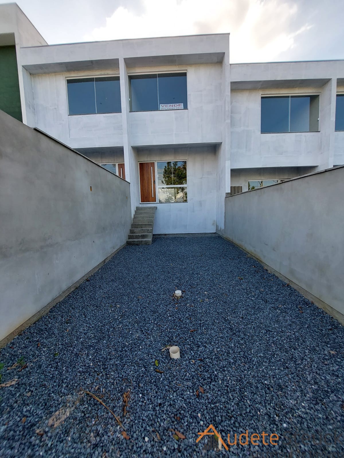 Excelente Sobrado com área privativa medindo 105,33m contendo 2 suítes no bairro Salto do Norte — foto 2