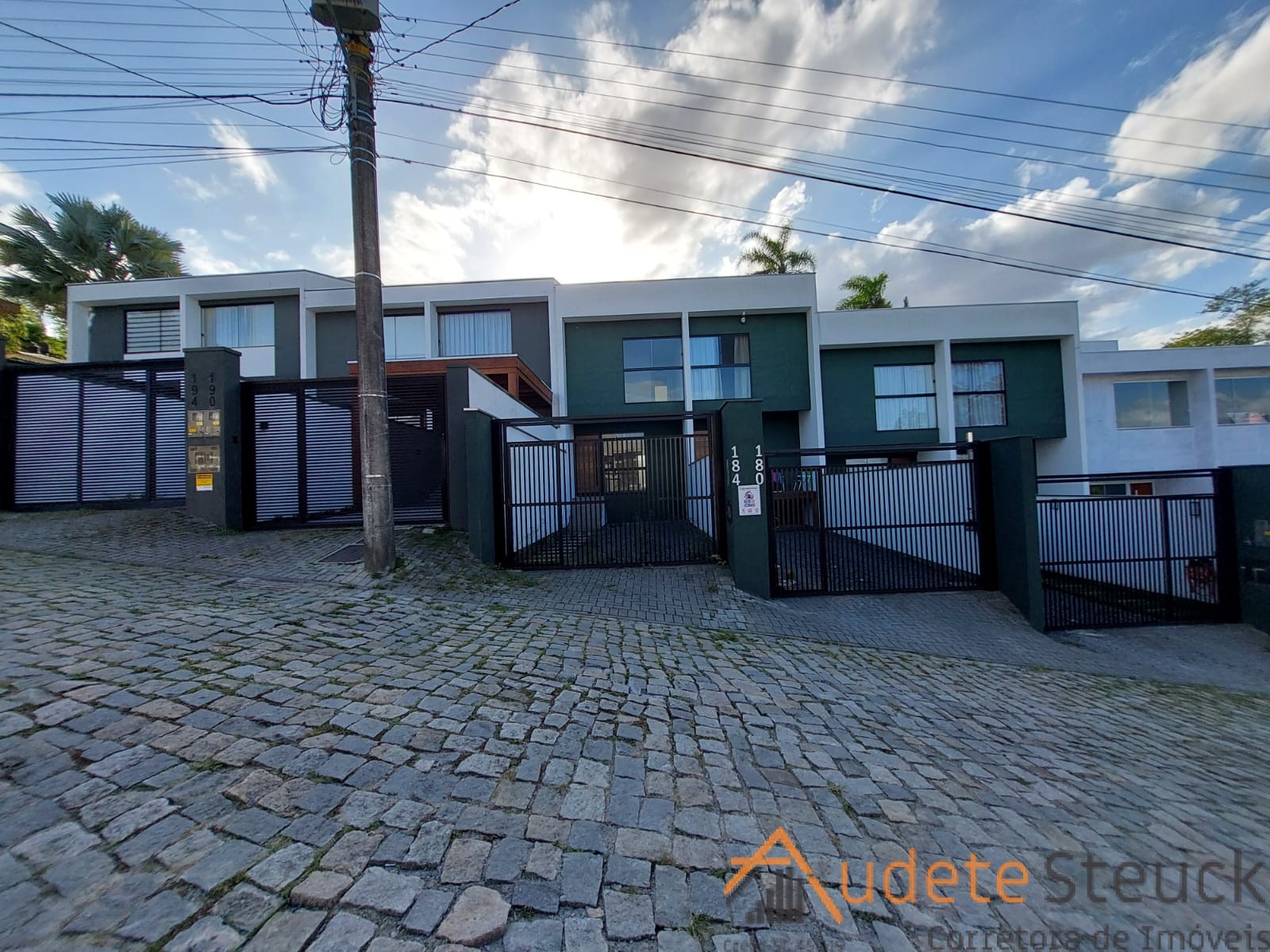 Excelente Sobrado com área privativa medindo 105,33m contendo 2 suítes no bairro Salto do Norte — foto 3