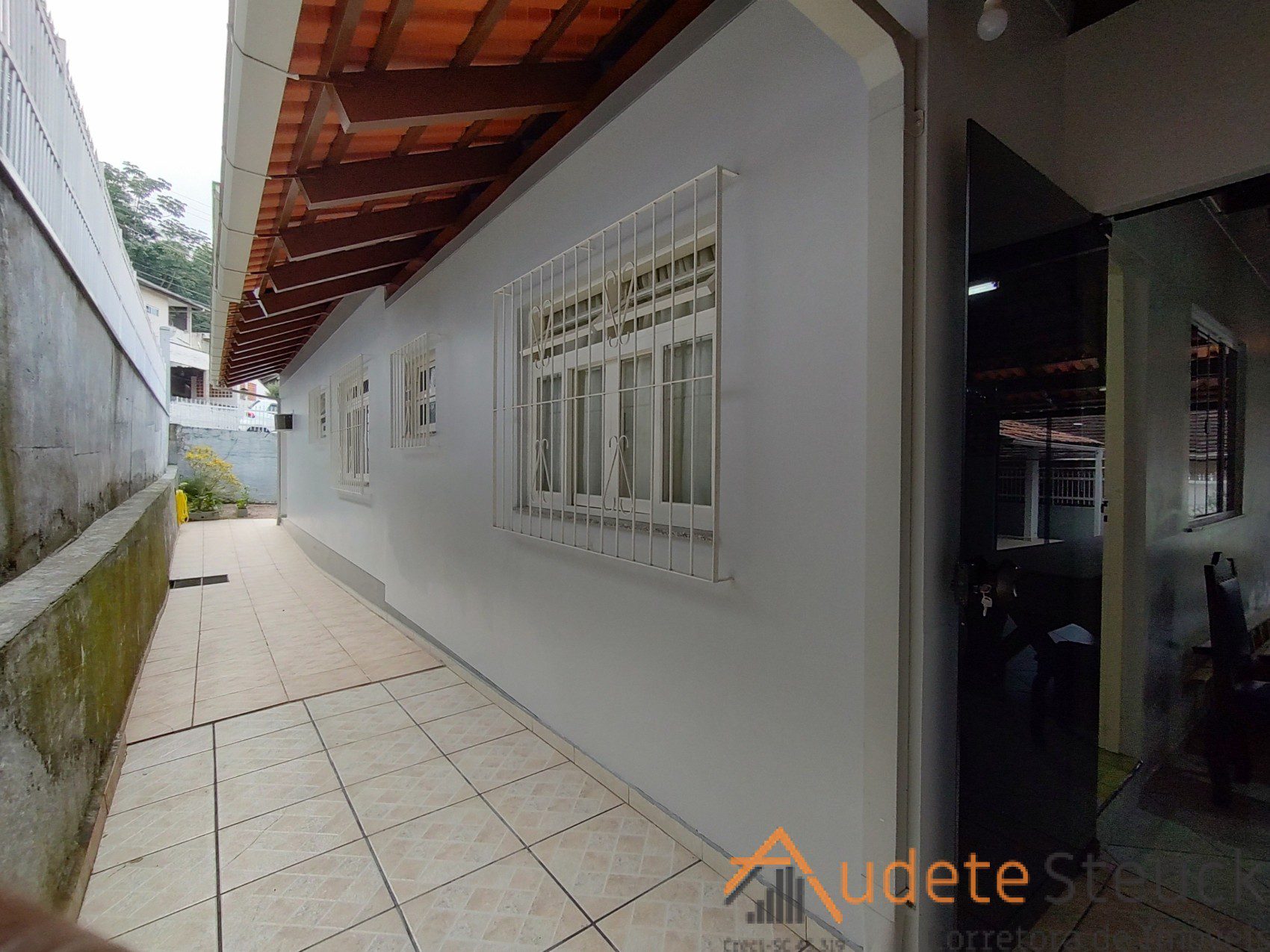 Casa com 3 Dormitórios sendo 1 Suíte no bairro Fortaleza. — foto 4
