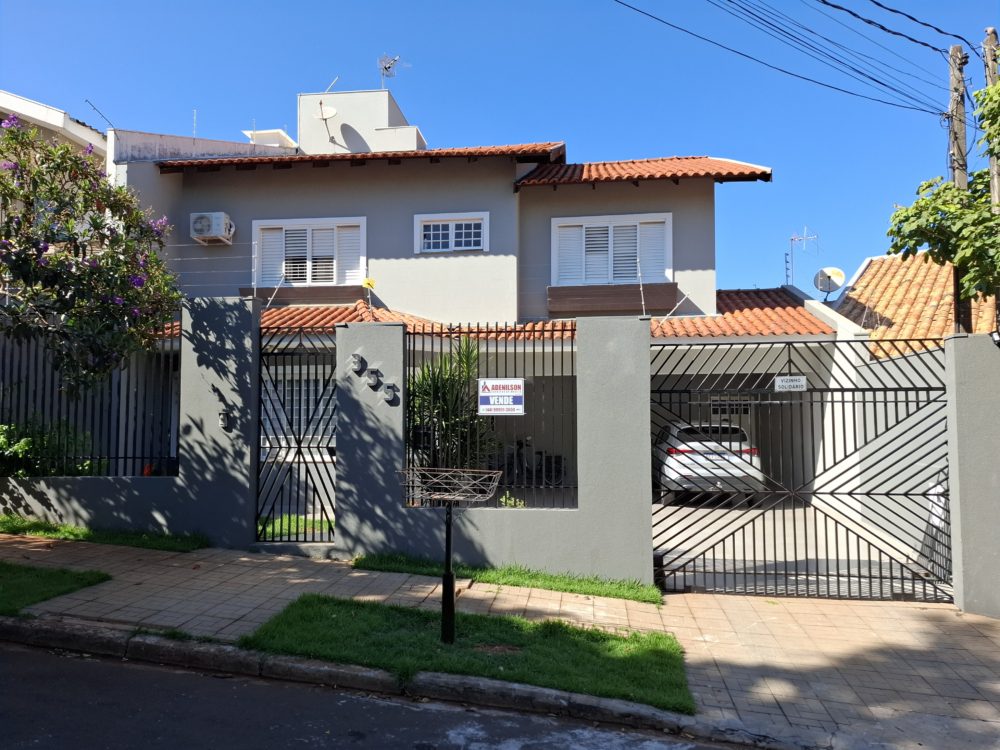 Sobrado com 5 quartos no Jardim Novo Horizonte em Maringá PR.