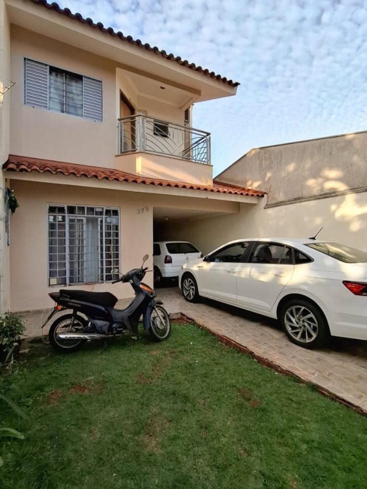 Sobrado para venda possui 145 m² com 3 quartos em Jardim América - Maringá - PR.