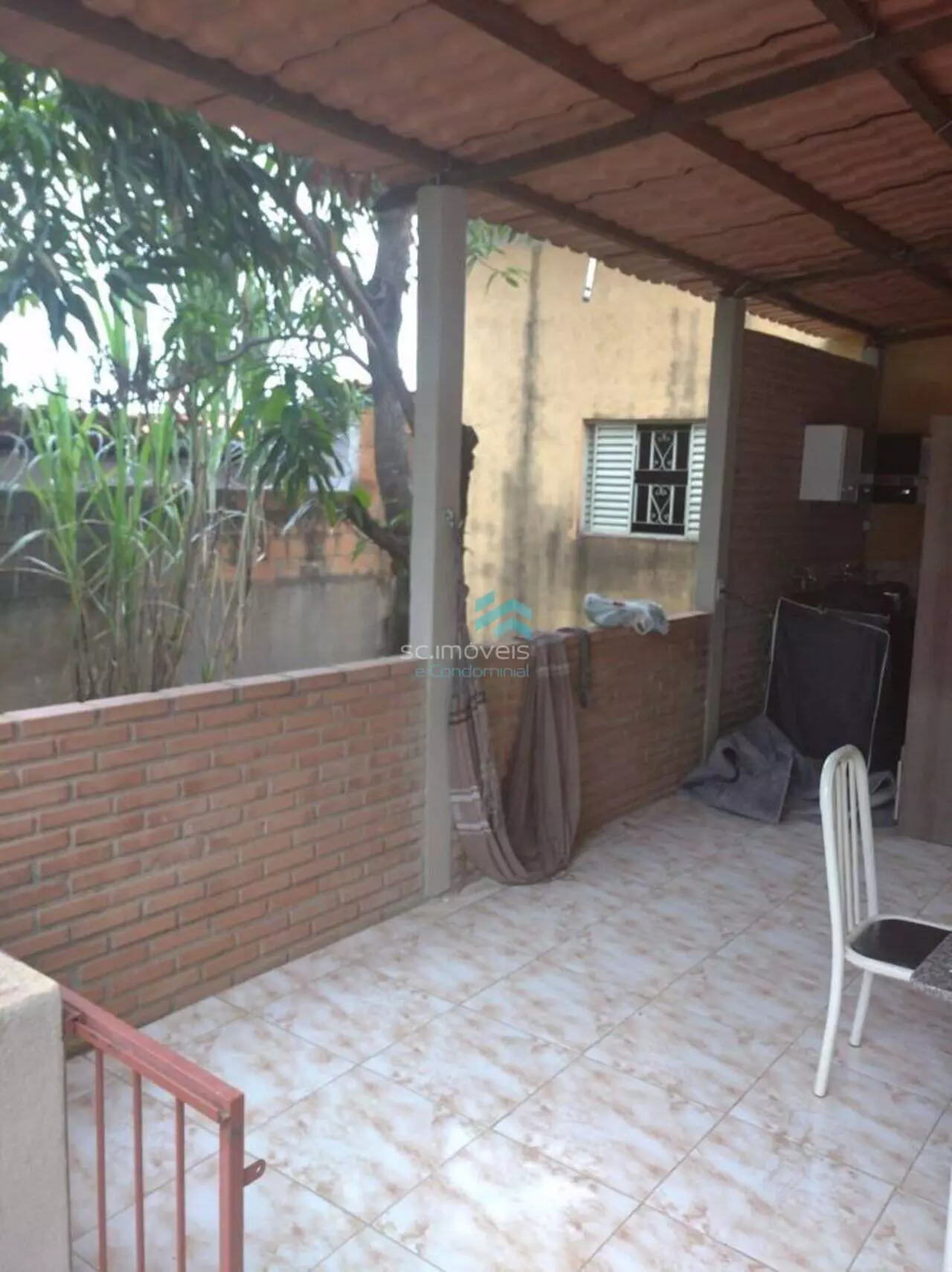 Excelente casa com ampla varanda, próximo à Yazaki, 1 vaga, com quintal, árvores frutíferas