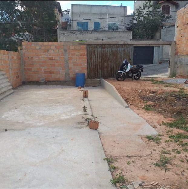 Terreno plano, todo murado, 200 metros, boa localização