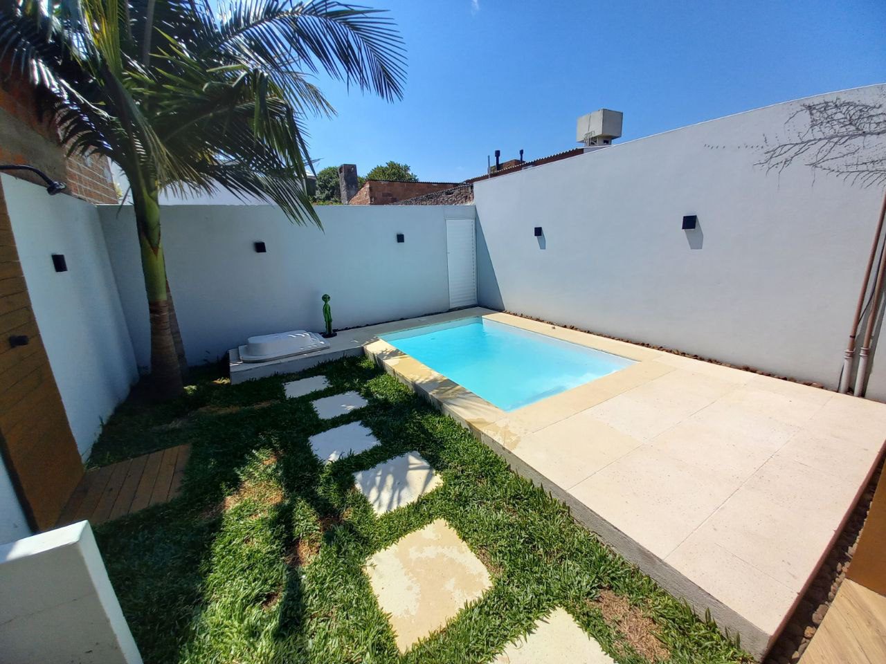 casa 2 dormitórios com piscina no Amarilis Laranjal
